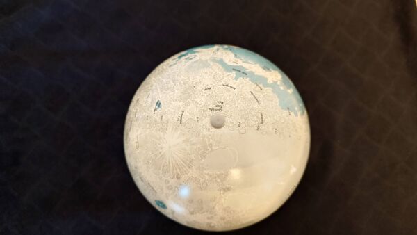 Globe lunaire Robert I. Johnson 1966 – Vintage NASA– métal, socle d’origine