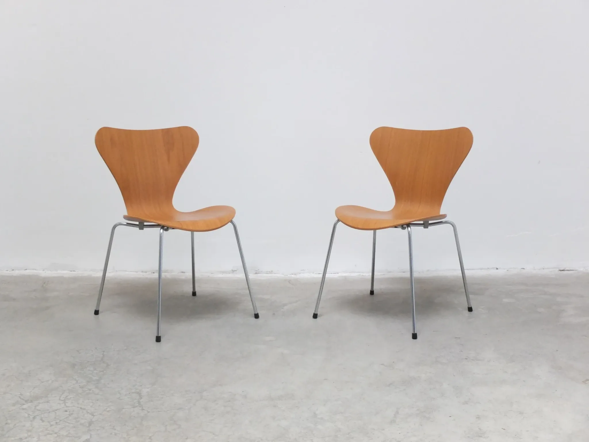 Pair of 'Series 7' chairs in oak by Arne Jacobsen for Fritz Hansen, 1955