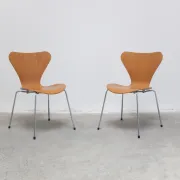 Pair of 'Series 7' chairs in oak by Arne Jacobsen for Fritz Hansen, 1955