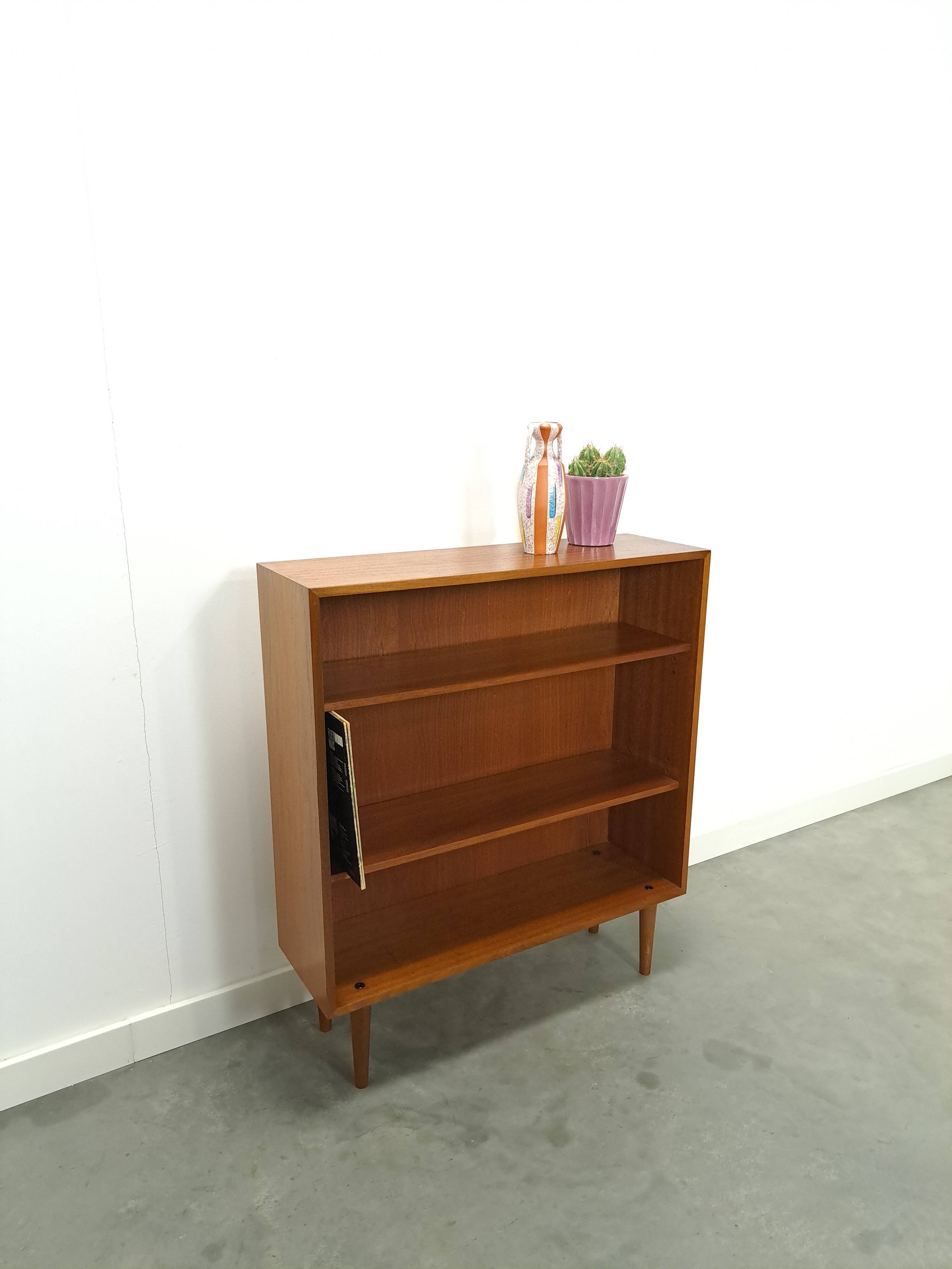 Noten fineer boekenkast LP kast met legplanken nr. 1