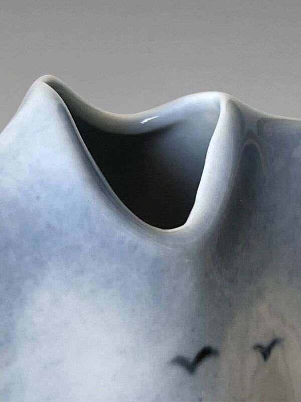 Vase en porcelaine Virebent – décor paysage bleu – soliflore design – fabrication française – 13 cm