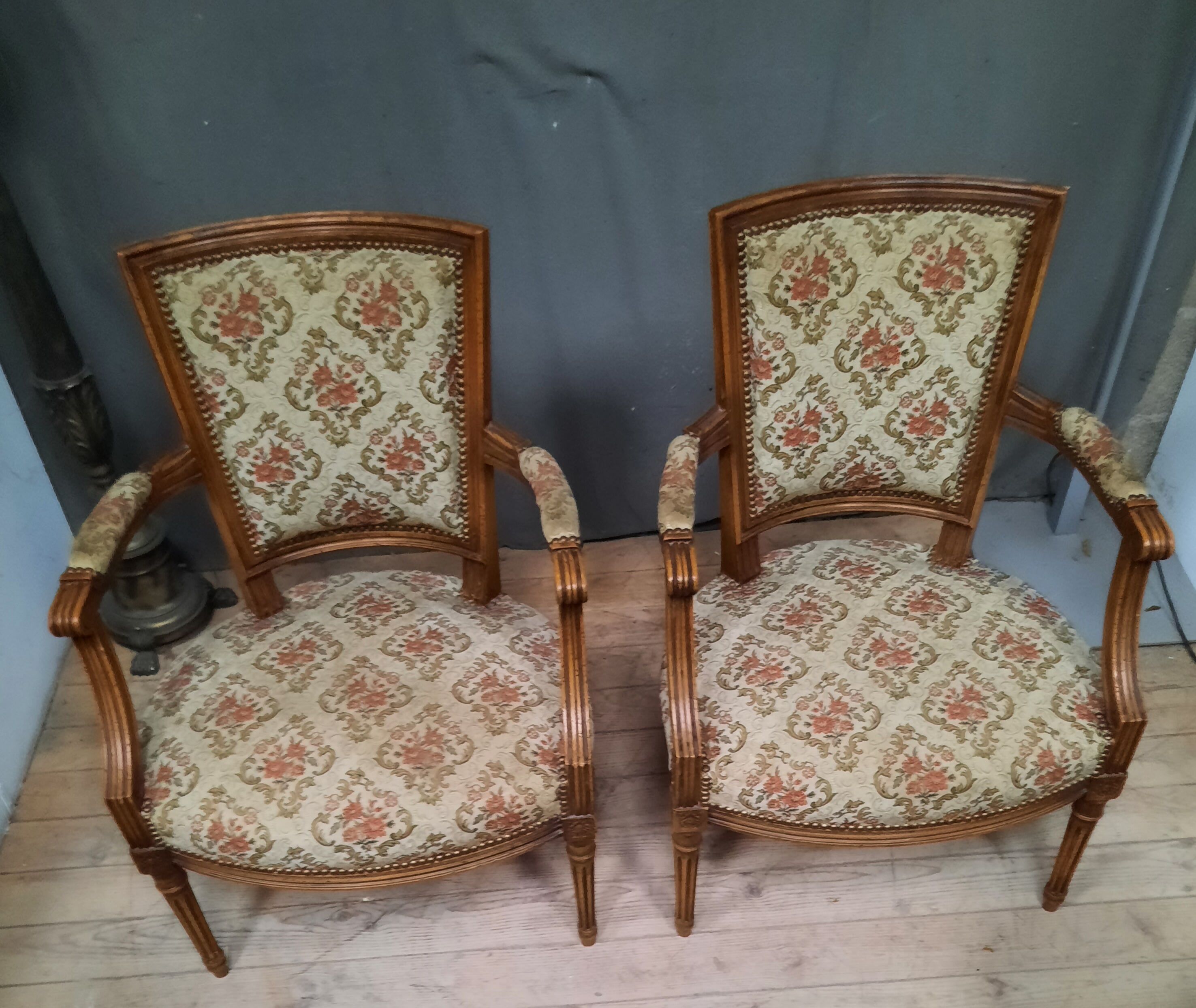 Paire de fauteuils de style Louis XVI