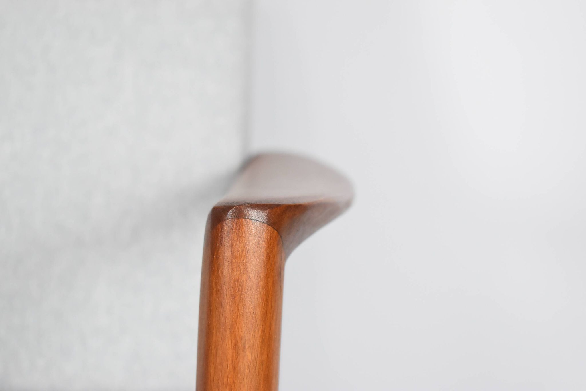 Fauteuil original restauré, tissu gris clair, années 1960, usine de meubles Swarzedzka