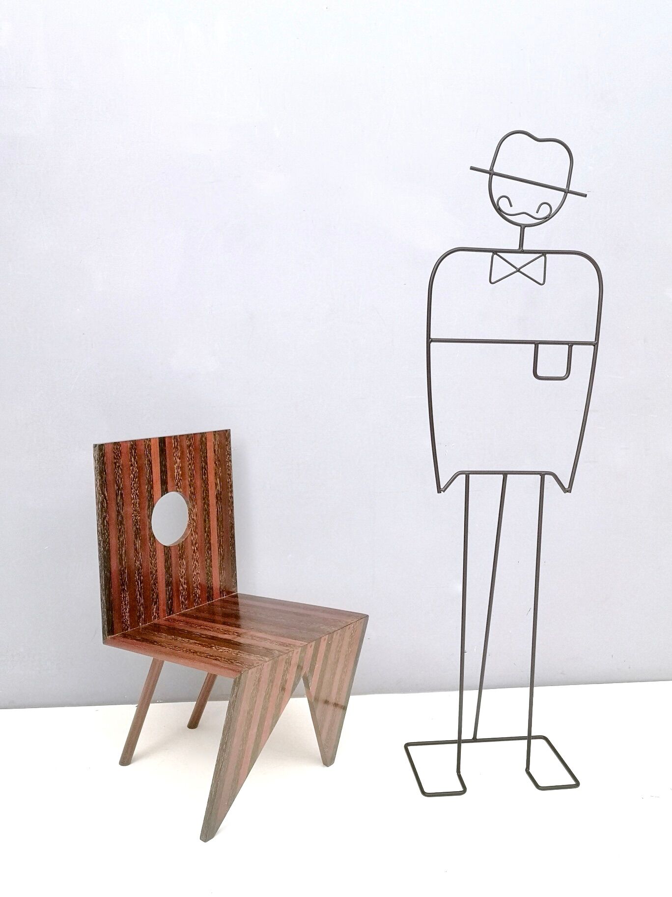 Chaise d’appoint géométrique en hêtre massif et en noyer postmoderne faite à la main, Italie années 1980
