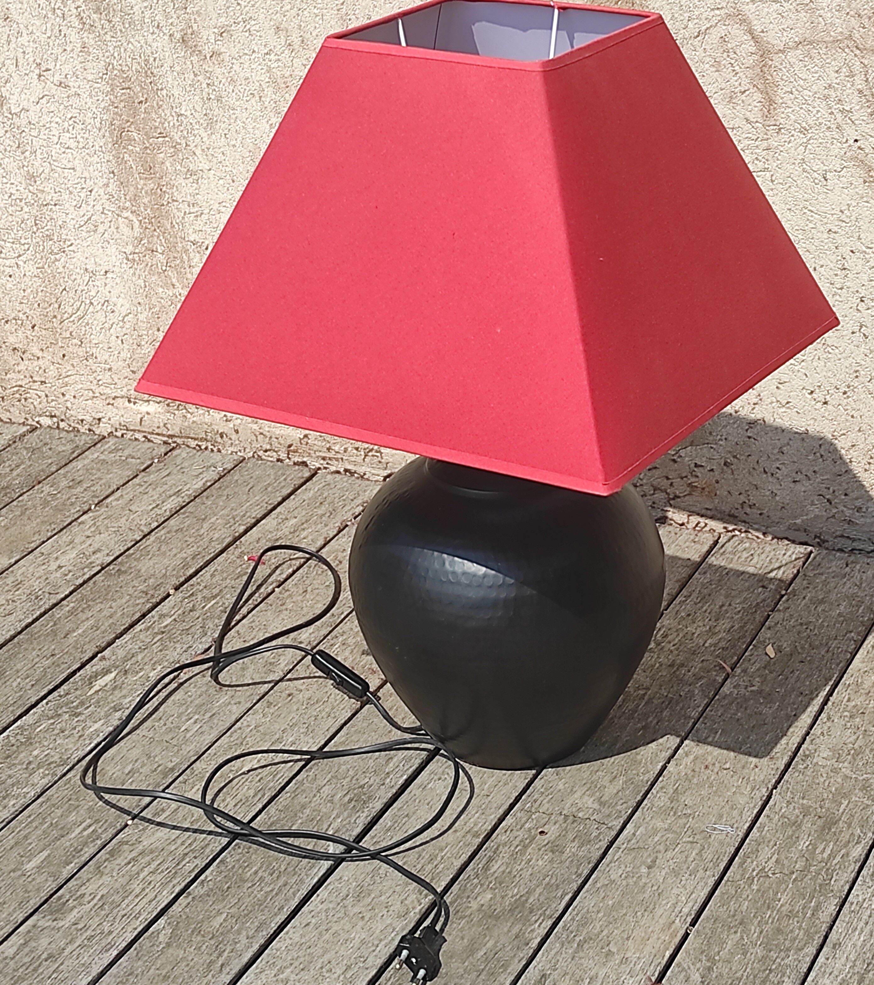 Black hammered metal lamp Aubry Gaspard with red lampshade