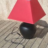 Black hammered metal lamp Aubry Gaspard with red lampshade