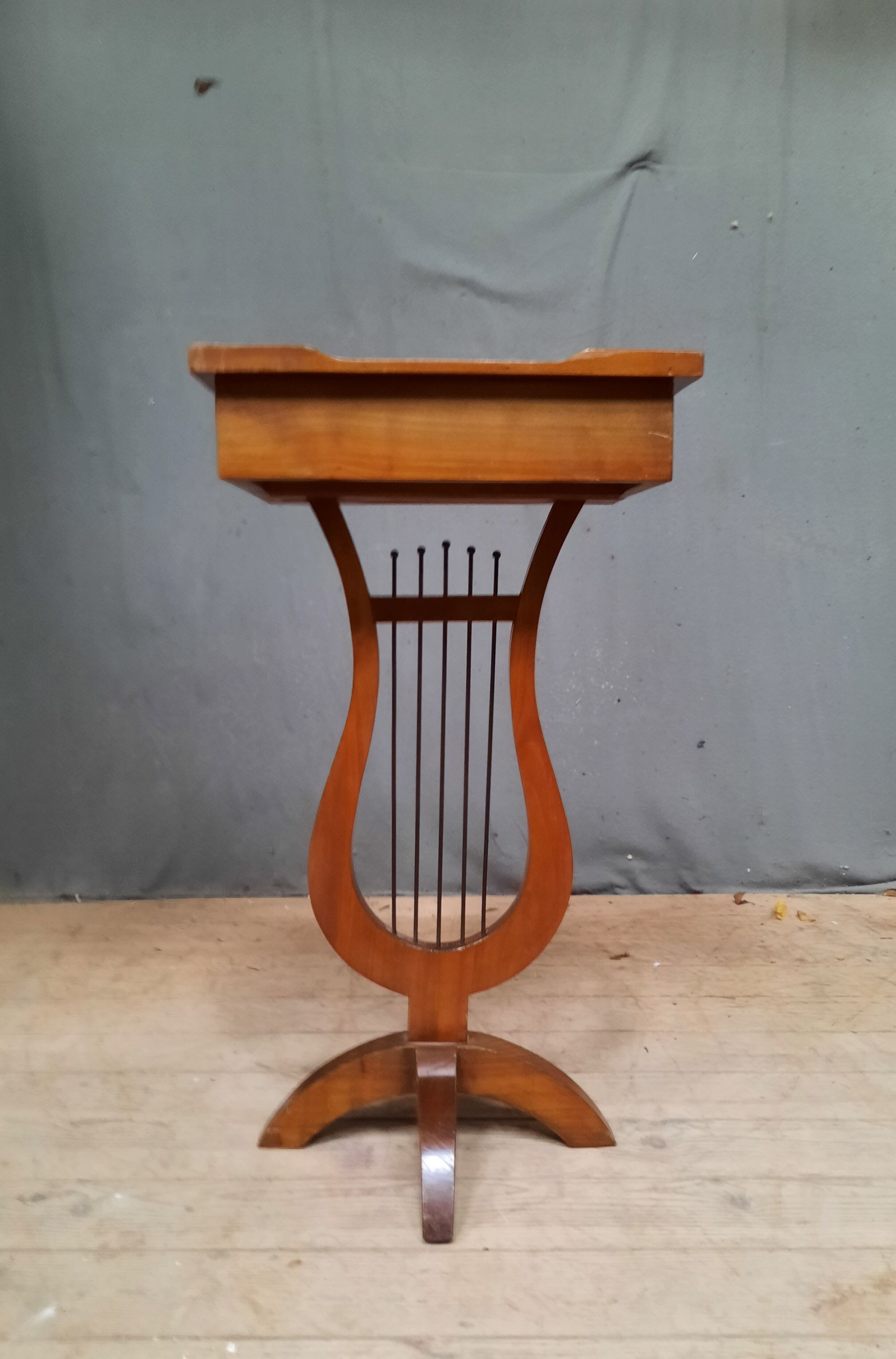 Workers' table poetement lyre