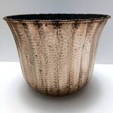 Cache-pot / vase rond en cuivre gaufré dans le style d'Egidio Casagrande