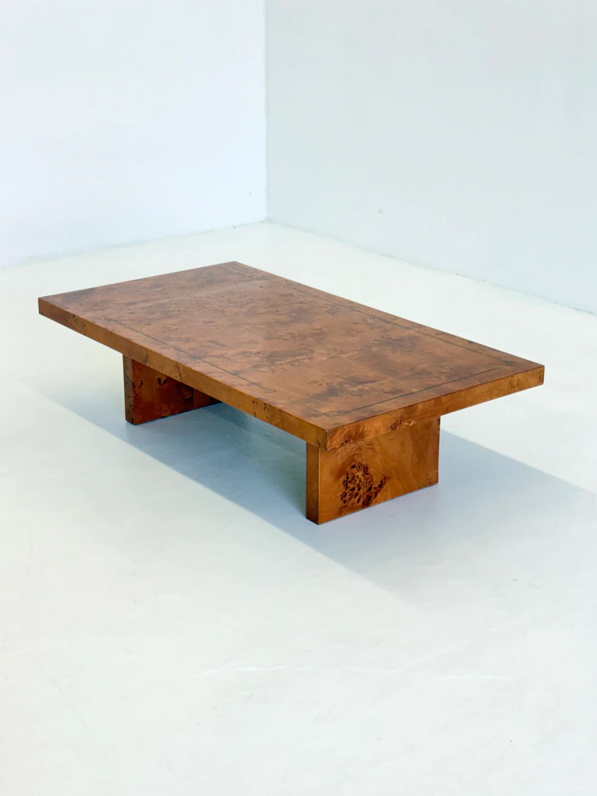 Table basse vintage par Smania en bois de noyer.