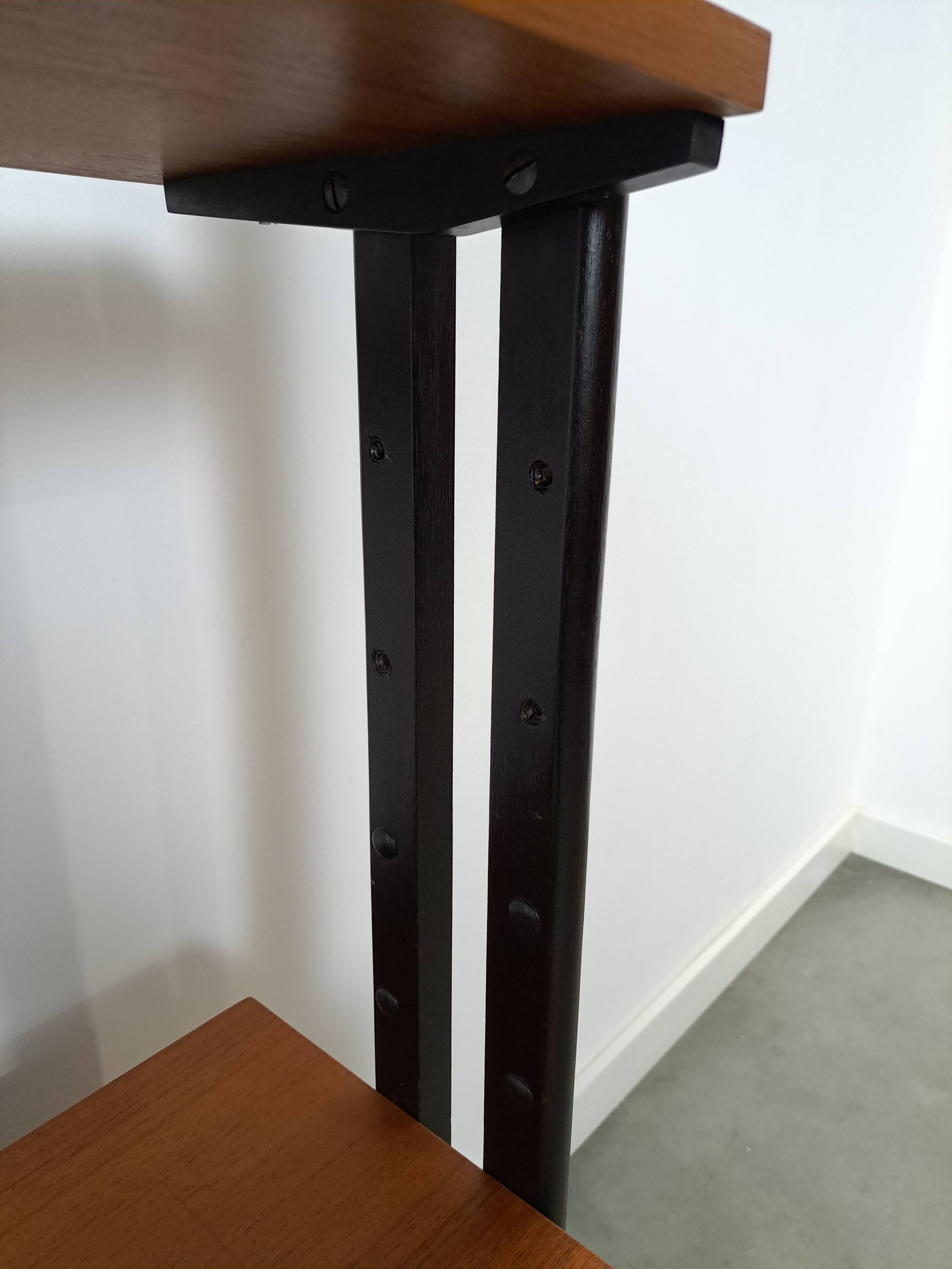 Armoire design en teck Musterring avec pieds noirs