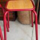 Lot de 2 tabourets d’école vintage rouges