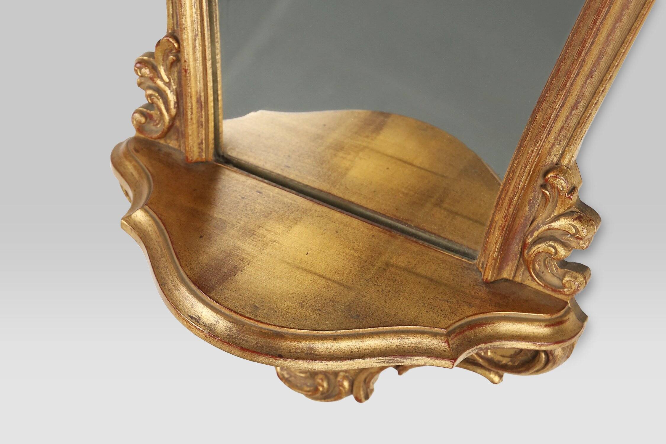 Miroir en résine dorée de style baroque Deknudt avec plateau, Belgique années 1970
