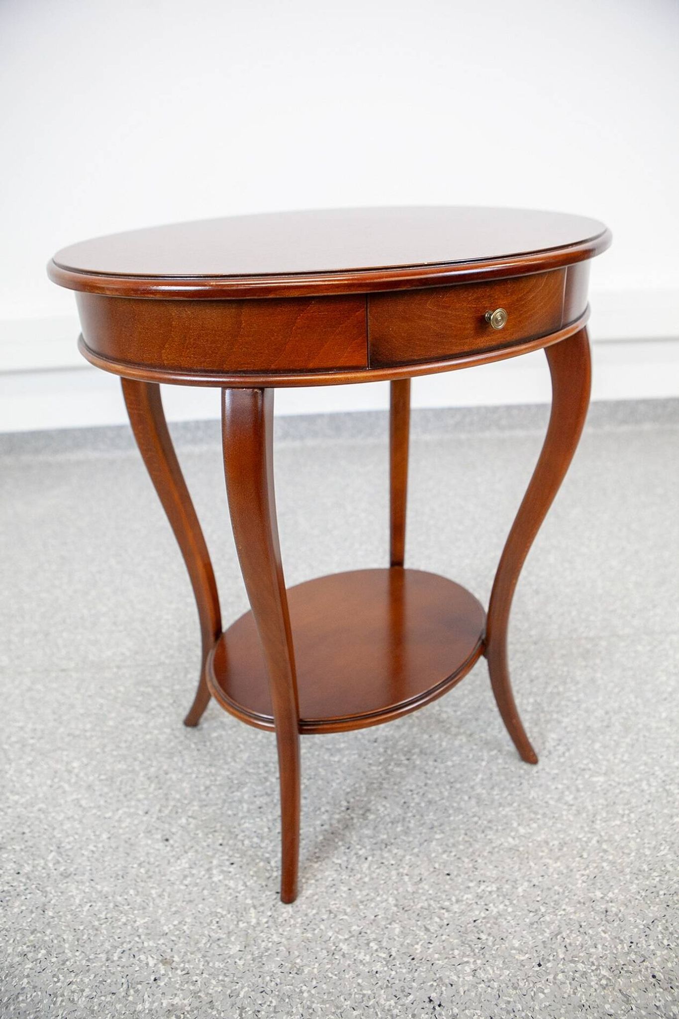 Table d'appoint ronde de style classique de la fin du 20e siècle / Table à coudre