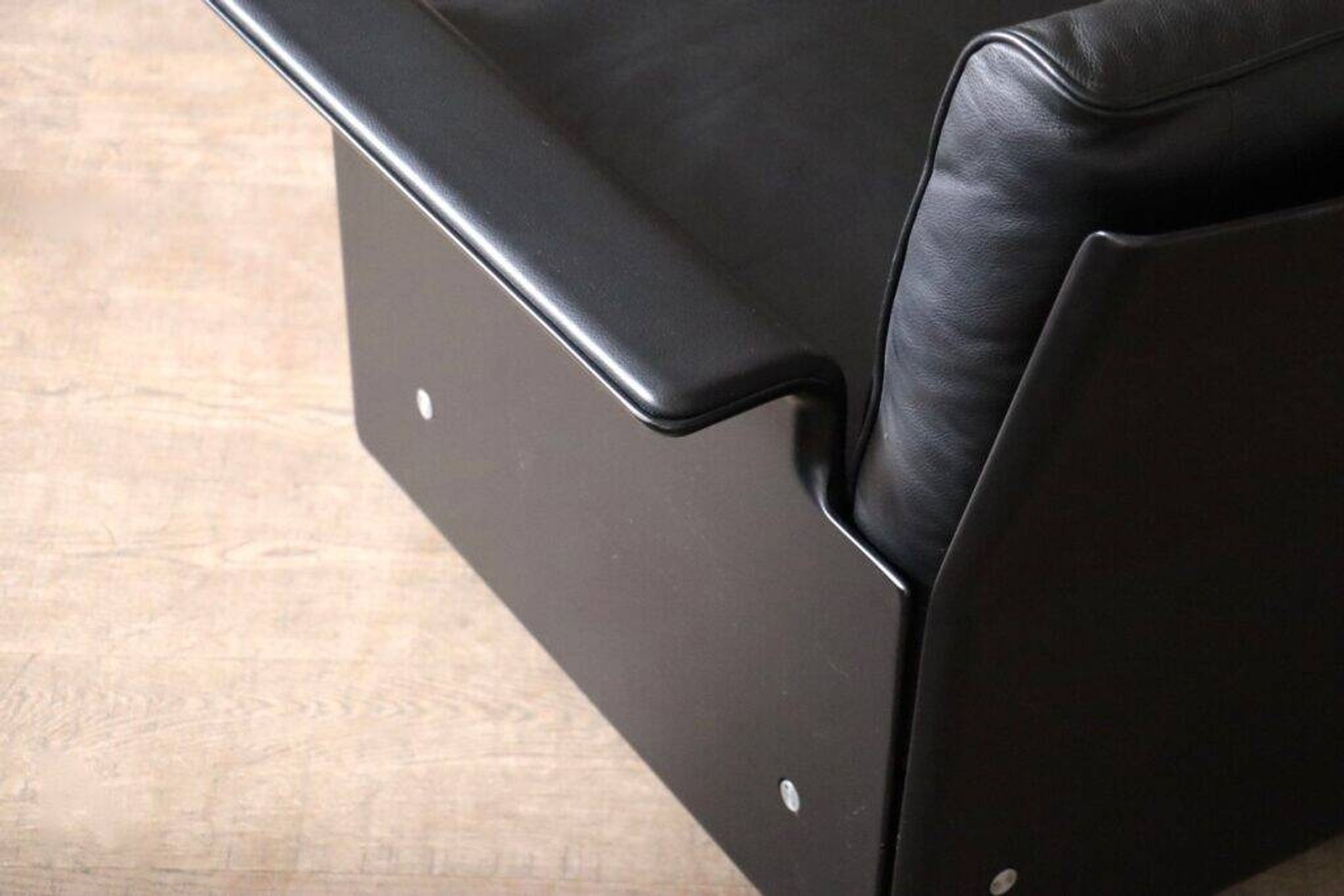 Pair of Dieter Rams Model 620 lounge chairs black leather for Vitsoe 1980s