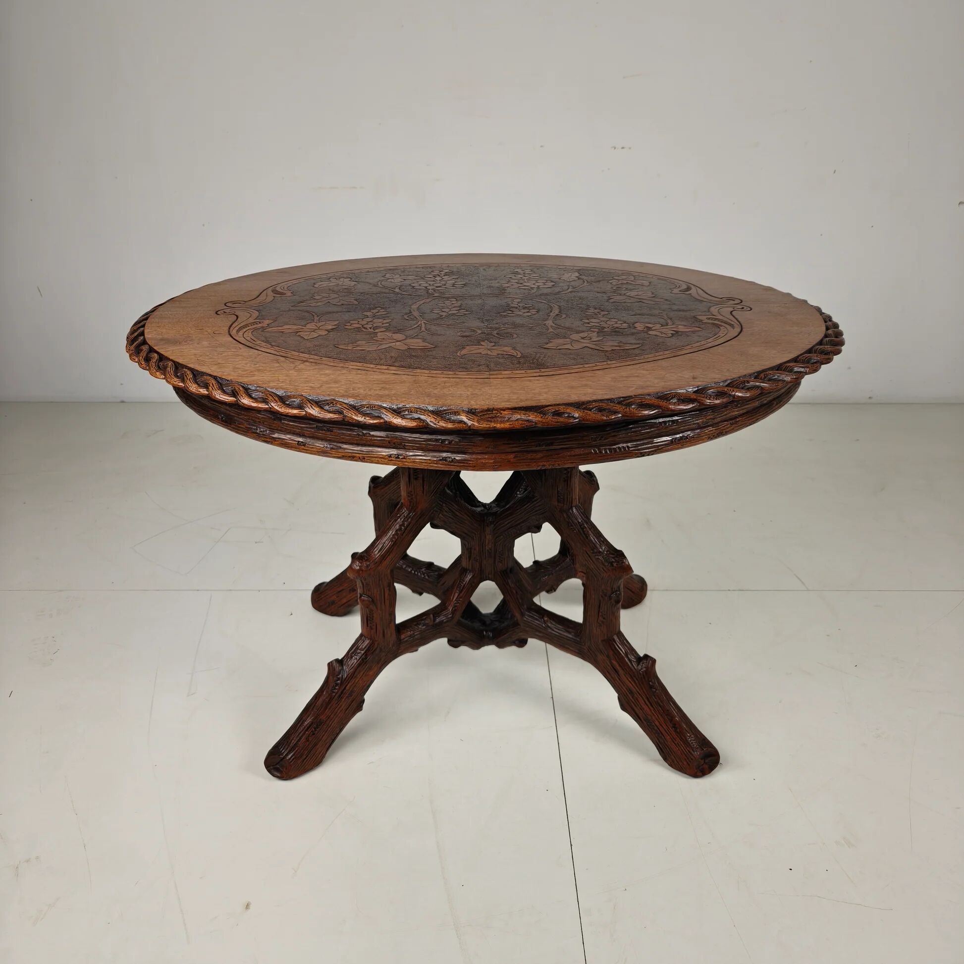 Table à manger de style Forêt-Noire par Horrix – vers 1880