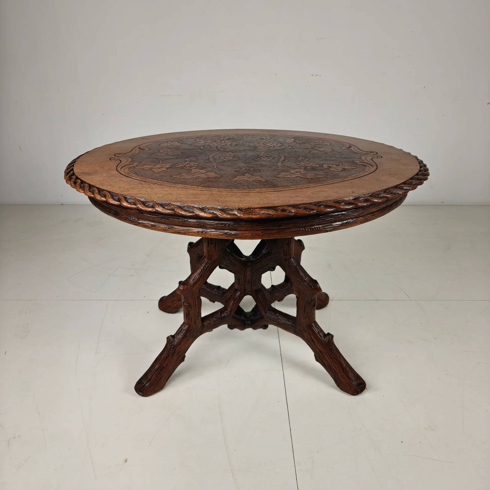 Table à manger de style Forêt-Noire par Horrix – vers 1880