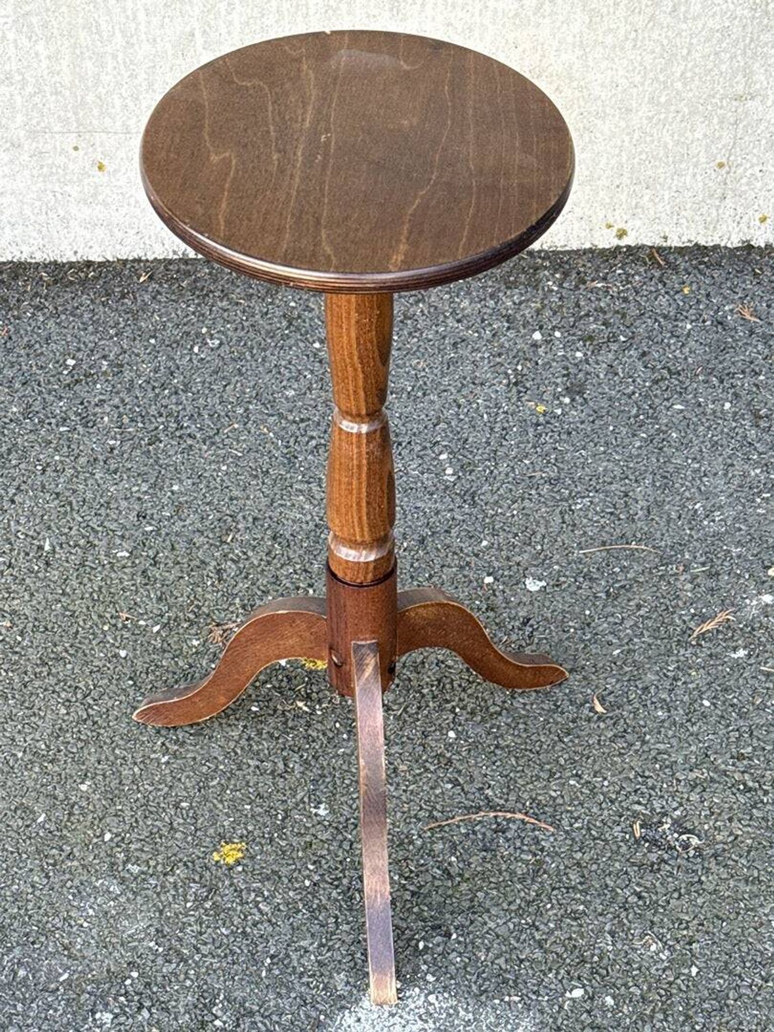 Wooden stool – Vintage – Ornaments – Tripod leg