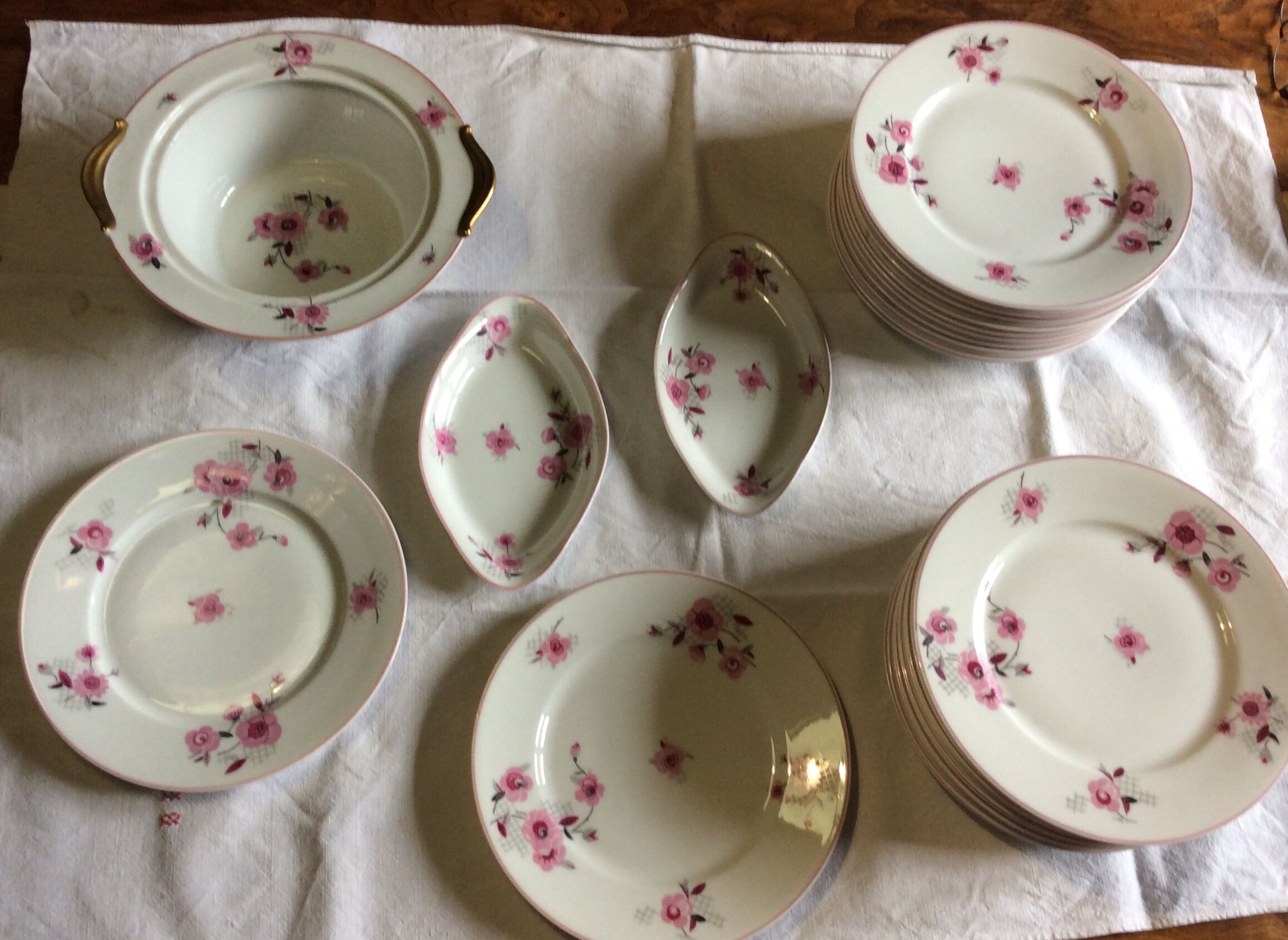 22 flat plates Limoges porcelain, flowers