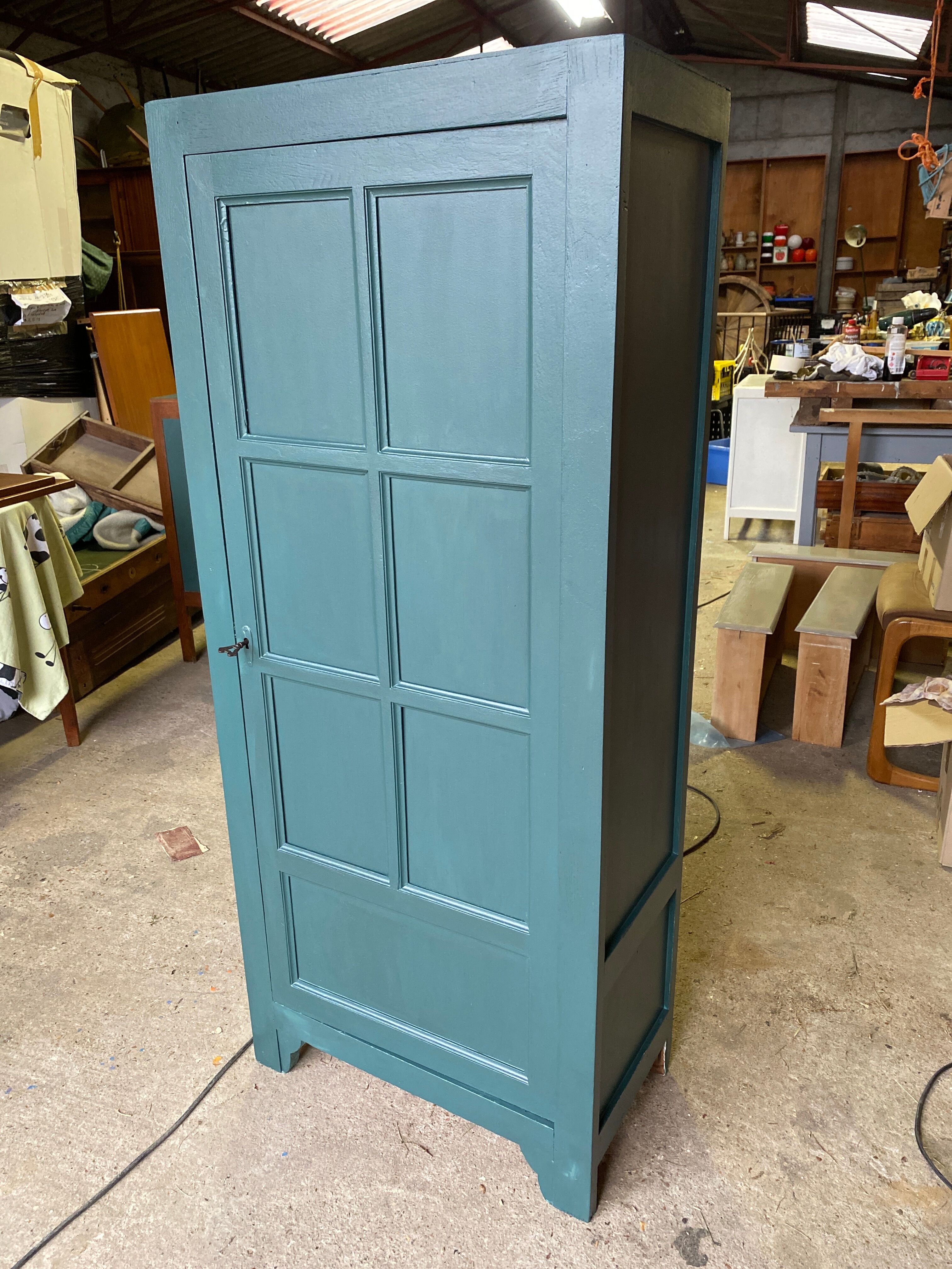 Armoire parisienne vintage