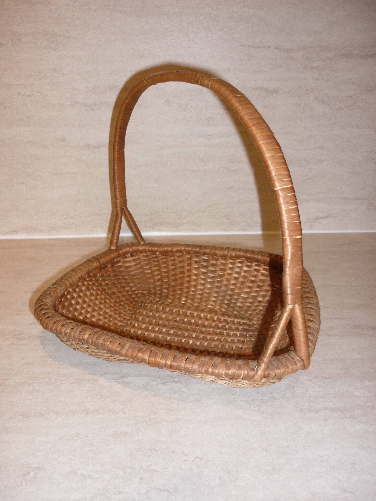 Flat diamond-shaped rattan basket with handle