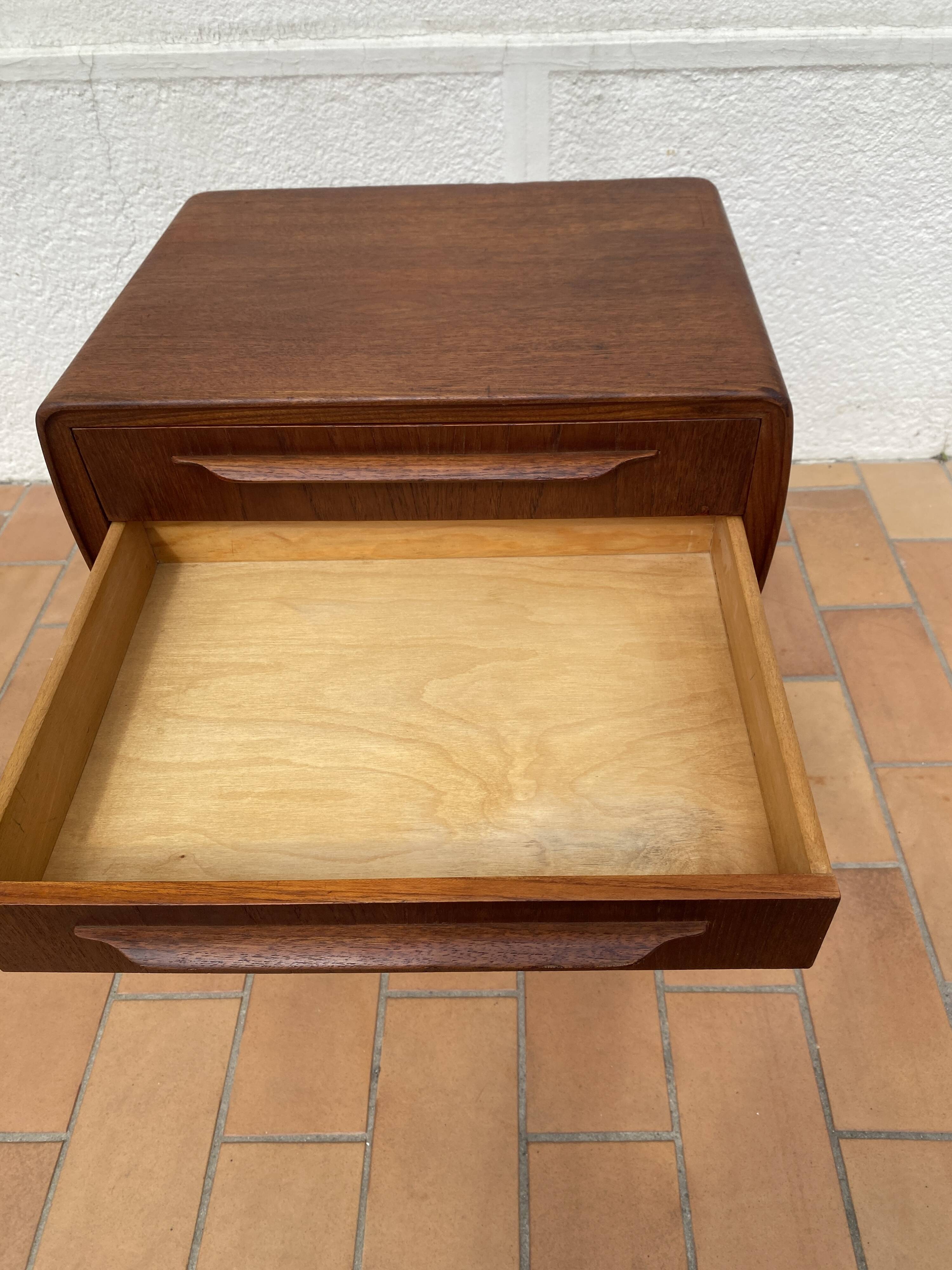 Vintage Scandinavian design bedside table in teak by the Danish Andersen.