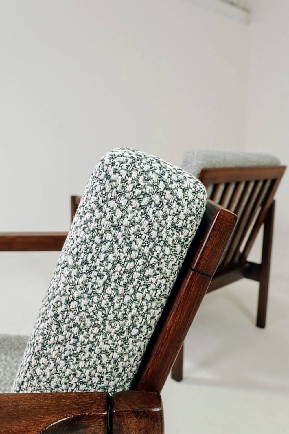Paire de fauteuils des années 1970 moderniste design