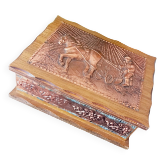 Boîte Ancienne - en bois avec plaque en métal repoussé