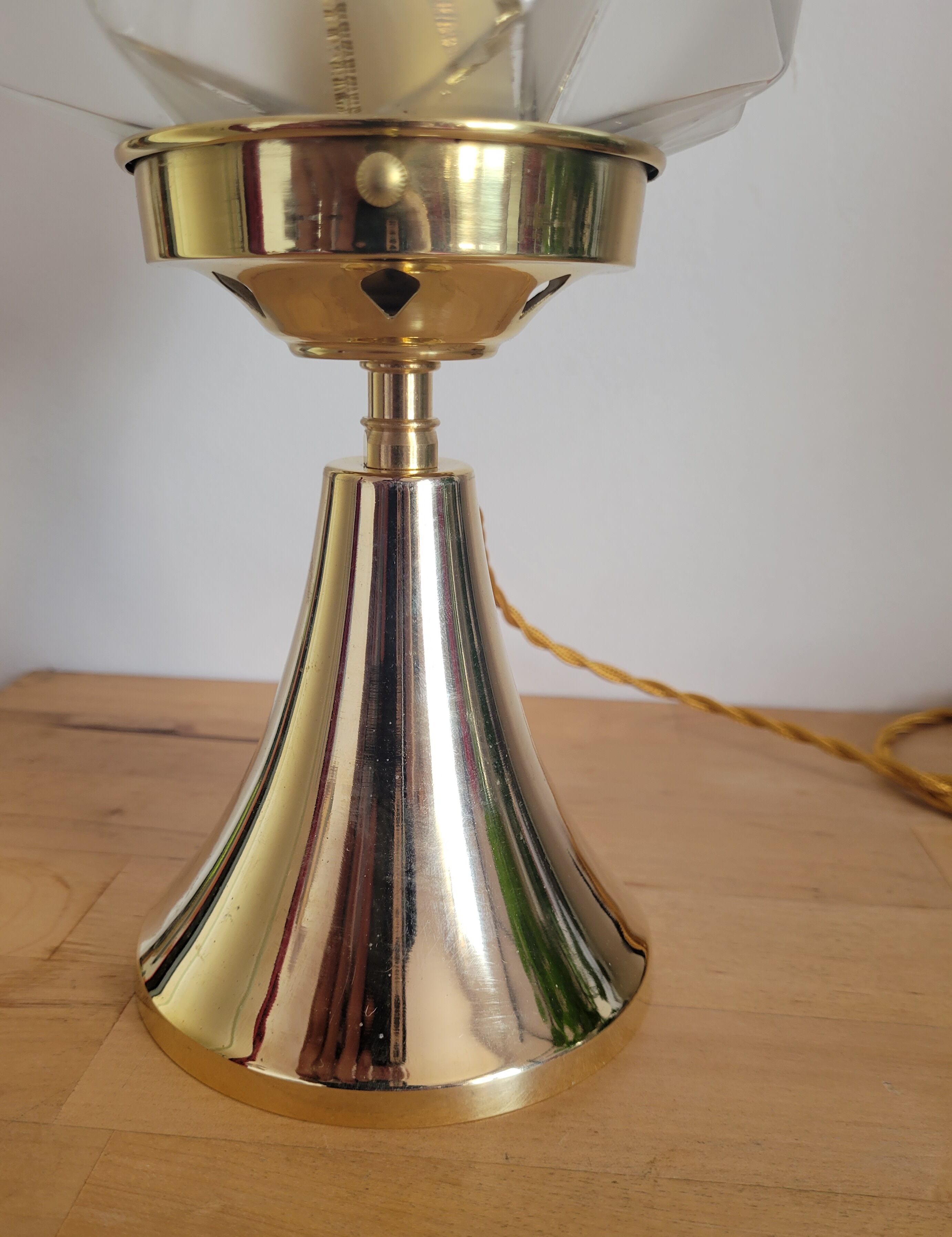 Lampe en laiton avec globe à facettes