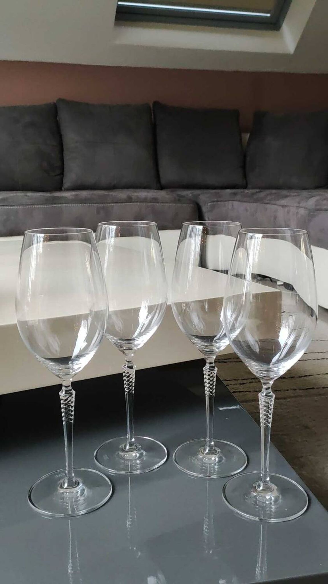 Set of 4 large red wine glasses. With a long twisted stem. Signed Schott Zwiesel. High 27 cm