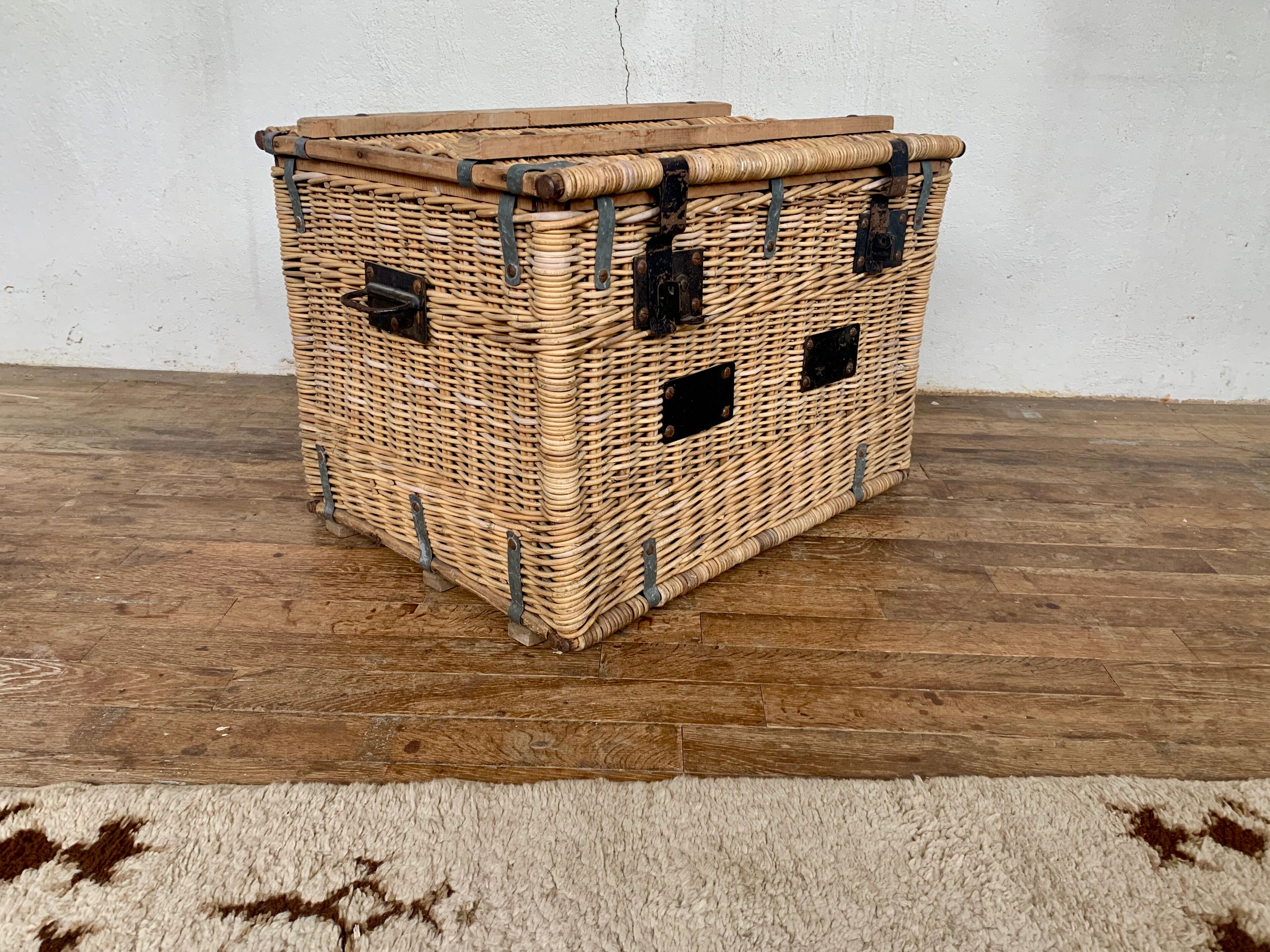 Former sncf travel trunk in rattan early XXeme