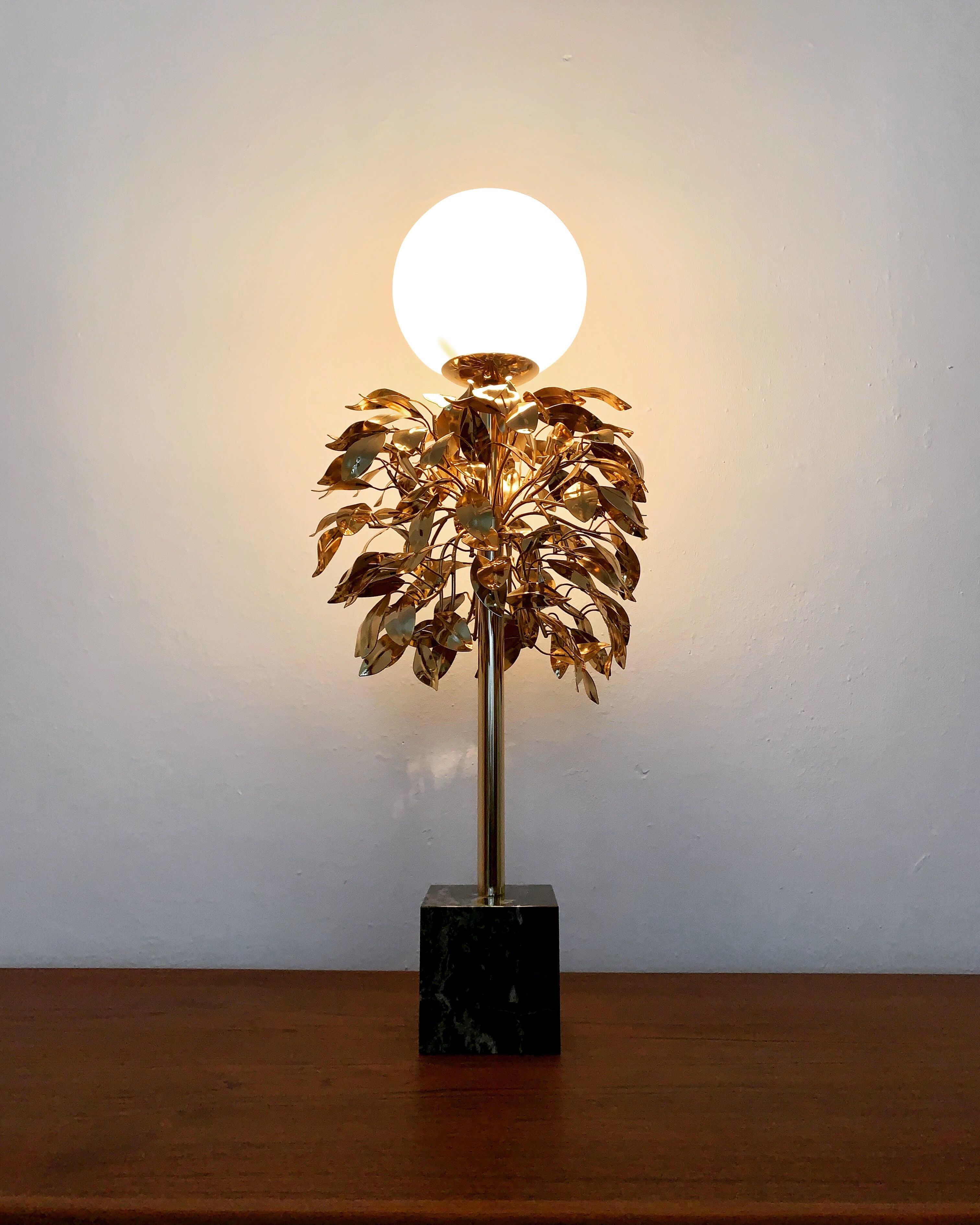 Gilded  italian Hollywood Regency bay leaf table lamp by Sergio Terzani