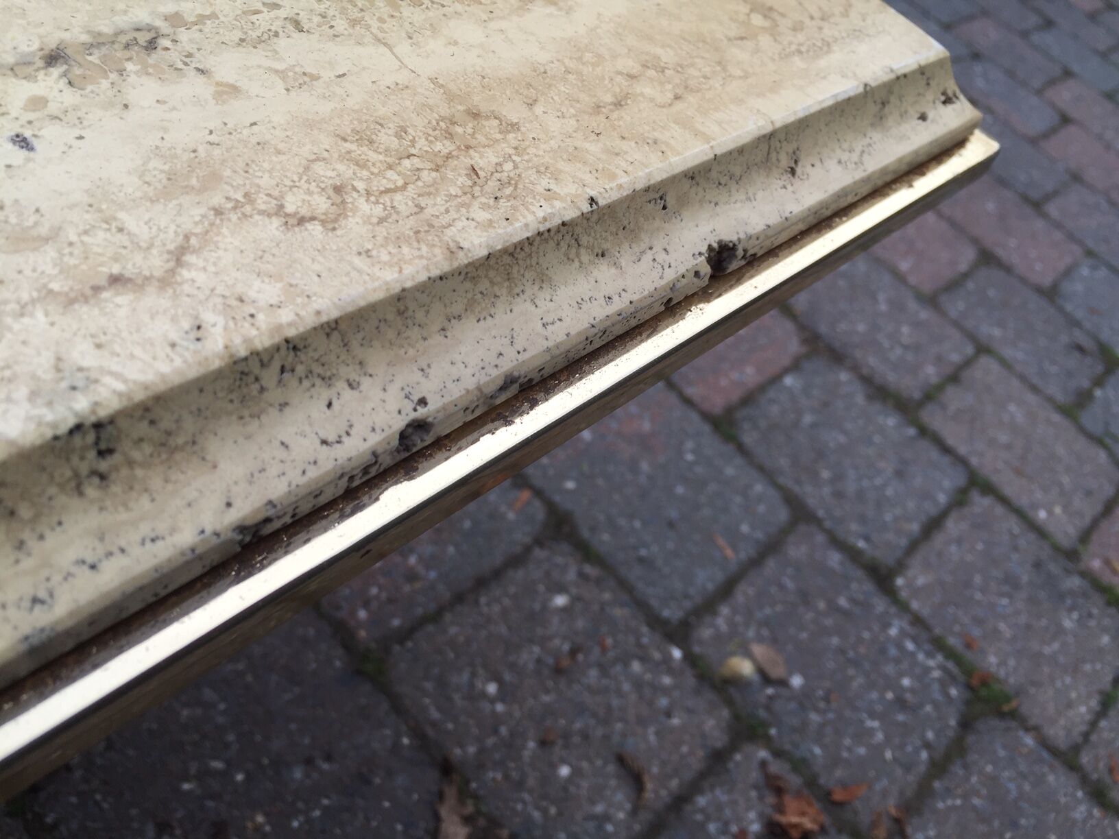 Table basse vintage en travertin et laiton de Fedam 1970