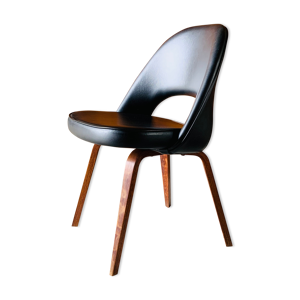 Chaise noire par eero