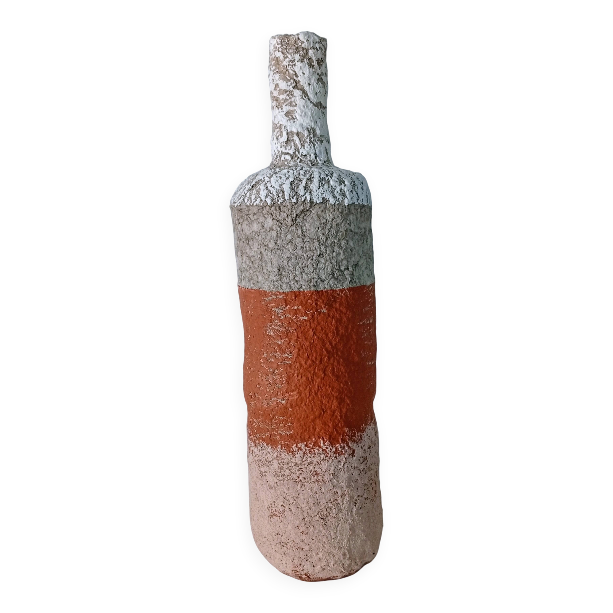 Sculptural vase with a mineral Boho spirit.