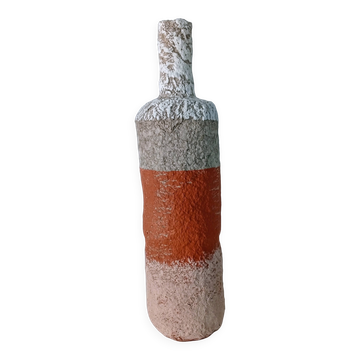 Sculptural vase with a mineral Boho spirit.