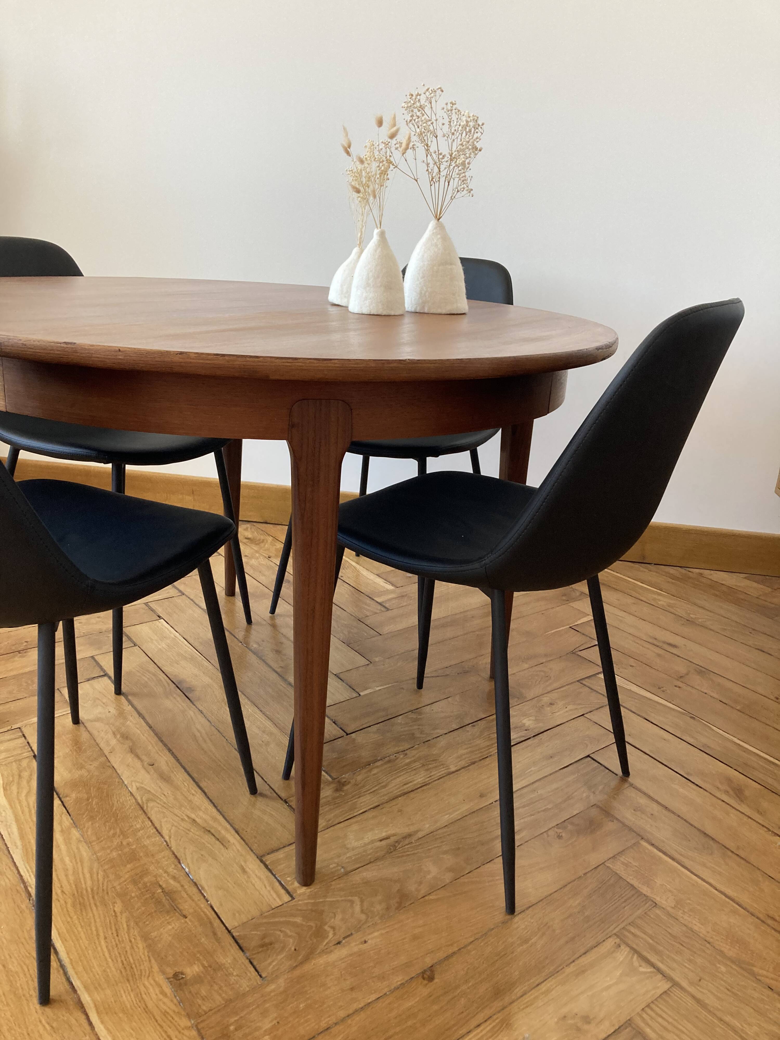 Extendable Scandinavian table