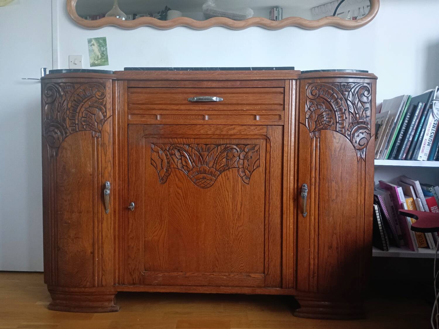 Art Deco buffet in marble and carved wood