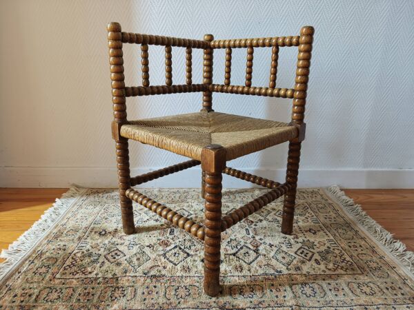 Chaise ancienne de coin du feu en bois tourné bobine et assise paille