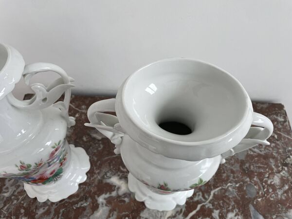 Paire de grands vases d’église XIXe en porcelaine de Paris blanche peinte