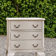 Pair of renovated antique bedside tables – Ivory from Orfèvres Libéron – 3 drawers