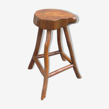 Tabouret brutaliste en bois massif