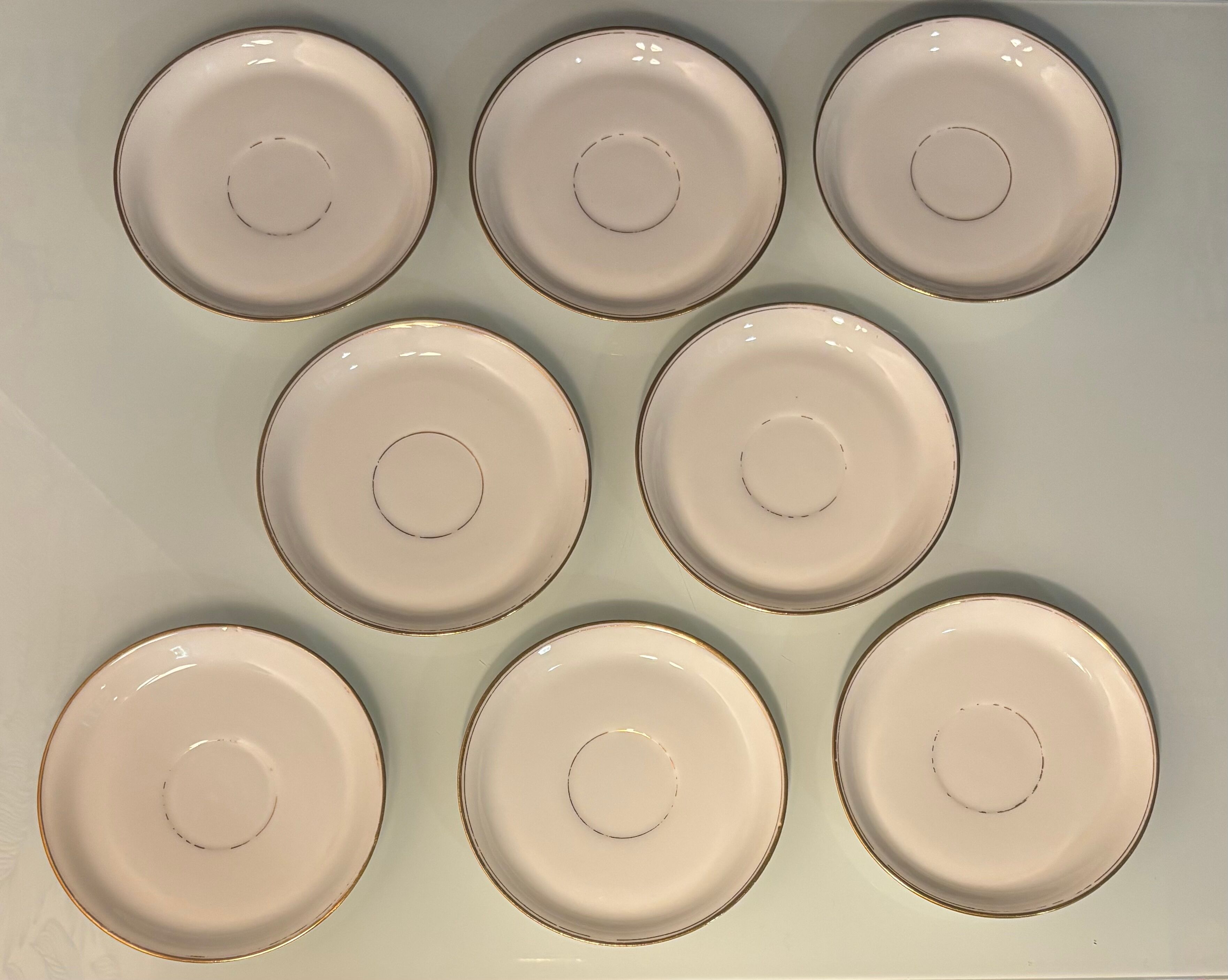 Service à thé en porcelaine (Limoges) 35 pieces monogrammè à liseré doré