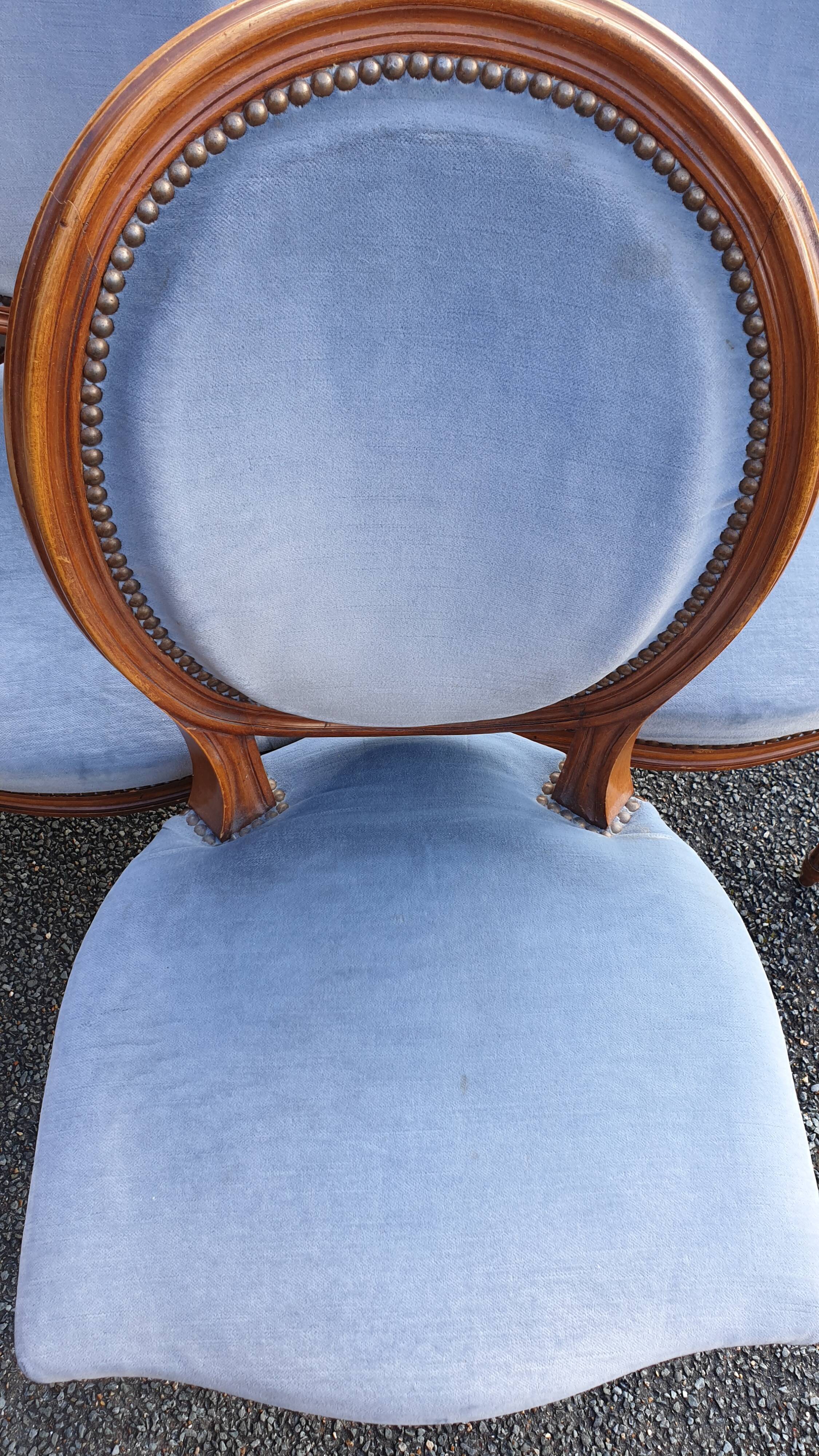 6 chaises à  médaillon Louis XVI