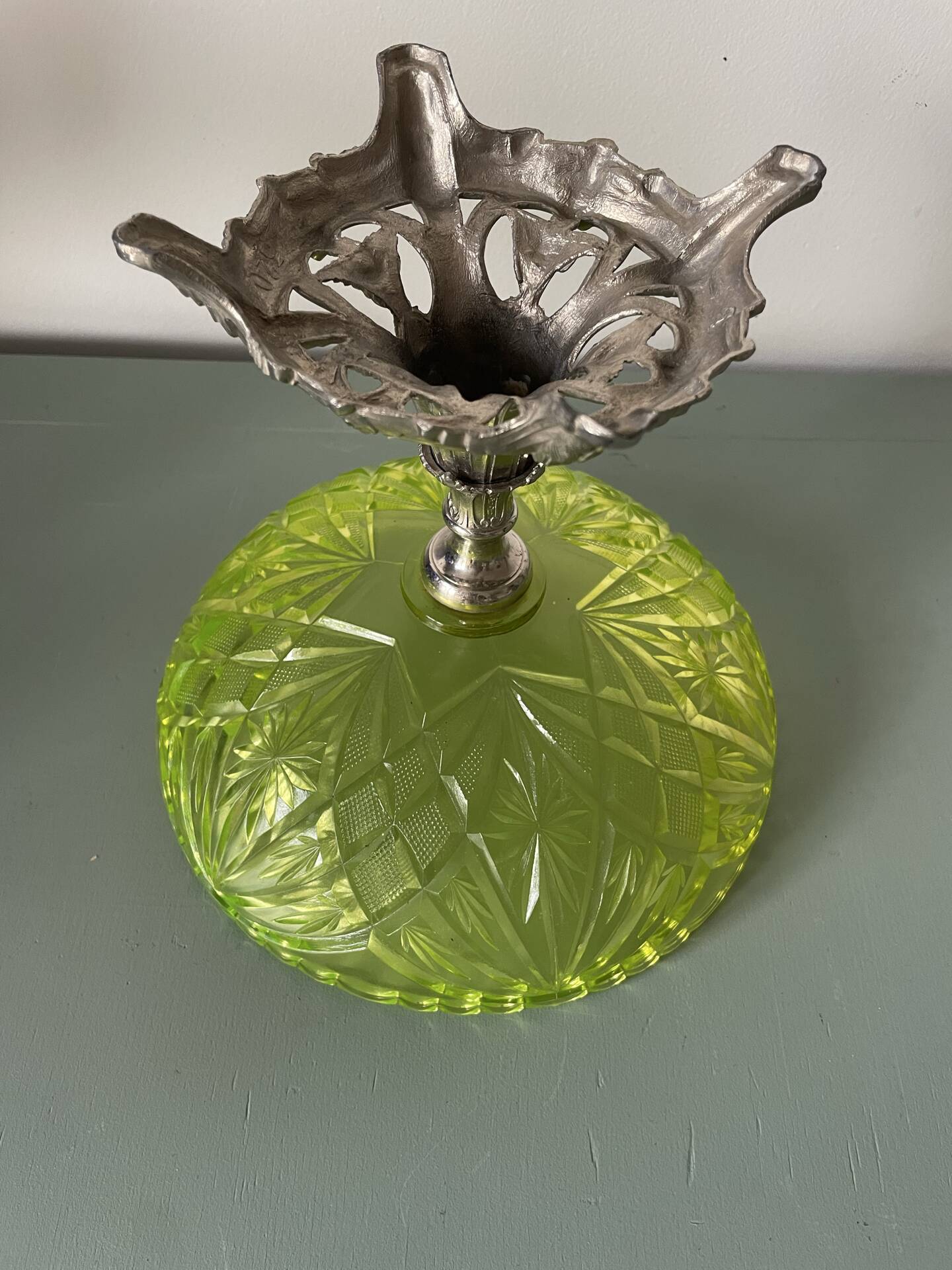Fruit bowl, pedestal compote in opaline.