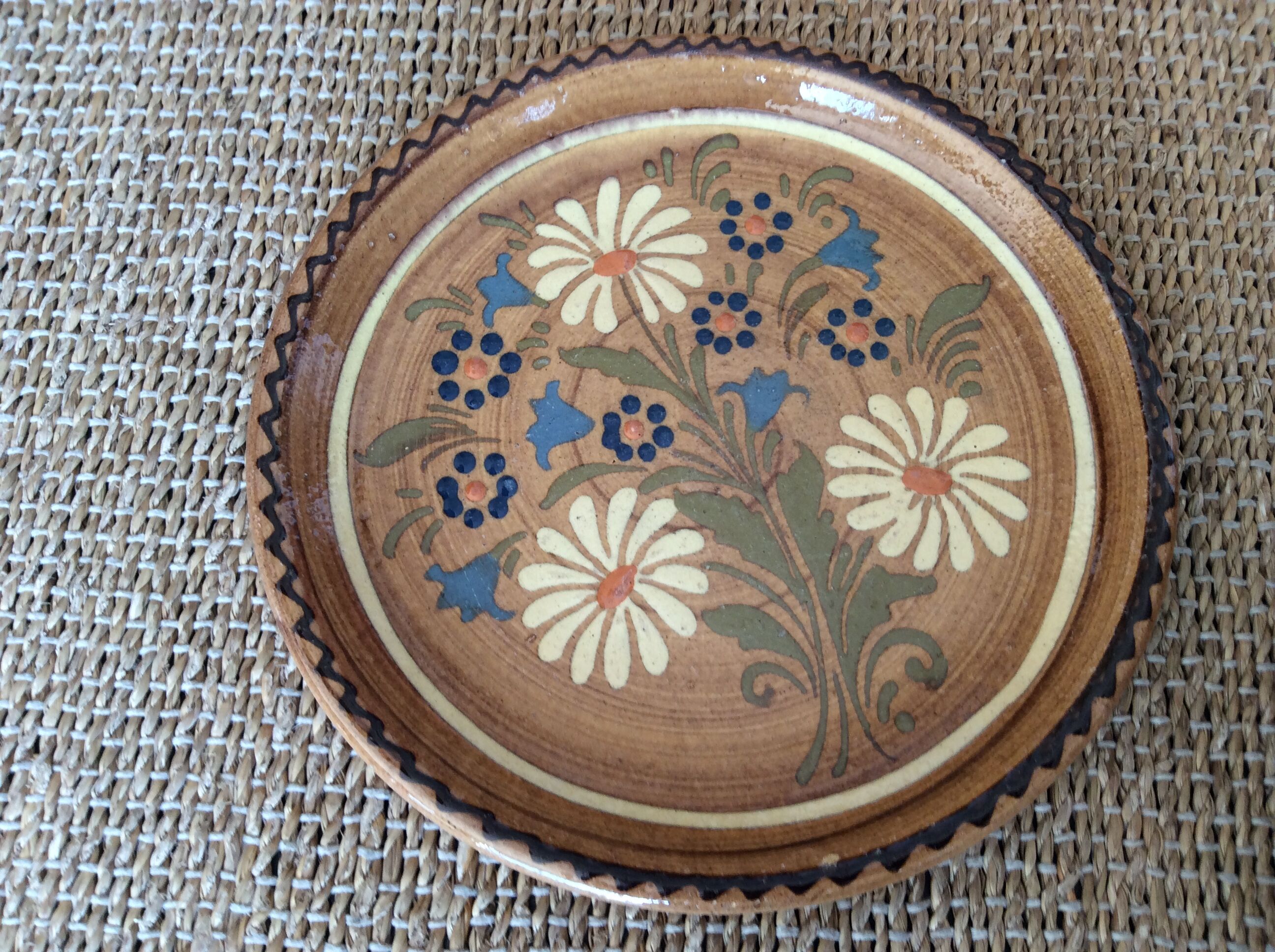 Assiettes en terre cuite vernissée