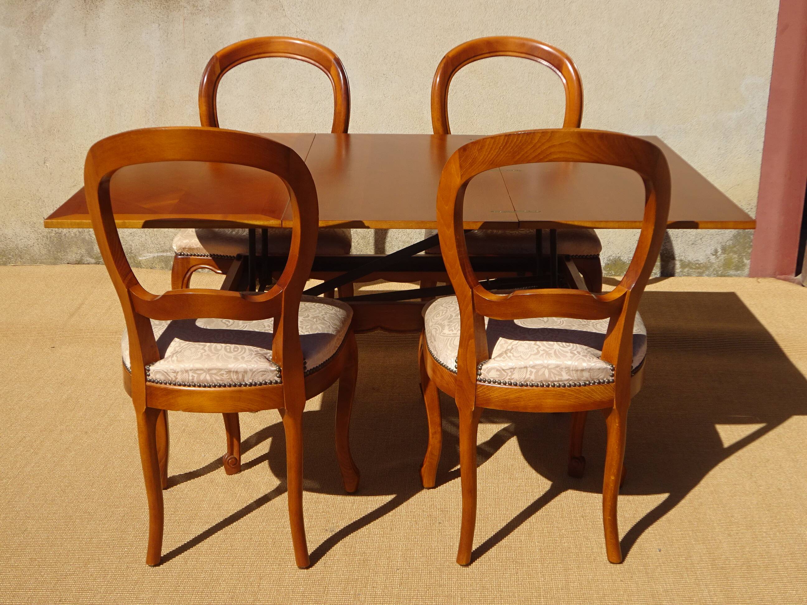 Coffee table that can be converted into a dining table, inspired by A.Ducrot