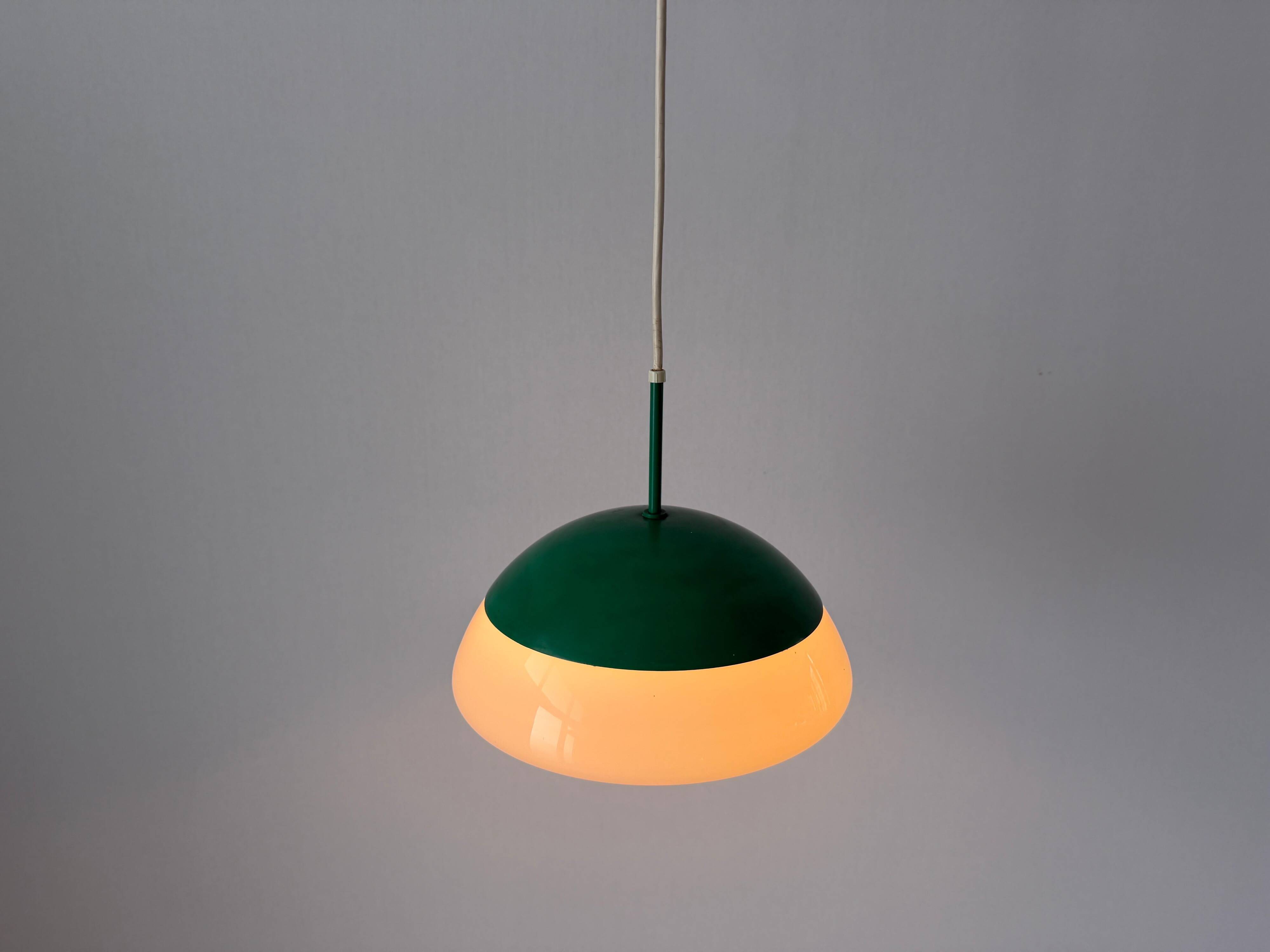 Suspension en métal vert et verre opale, années 1960, Germany