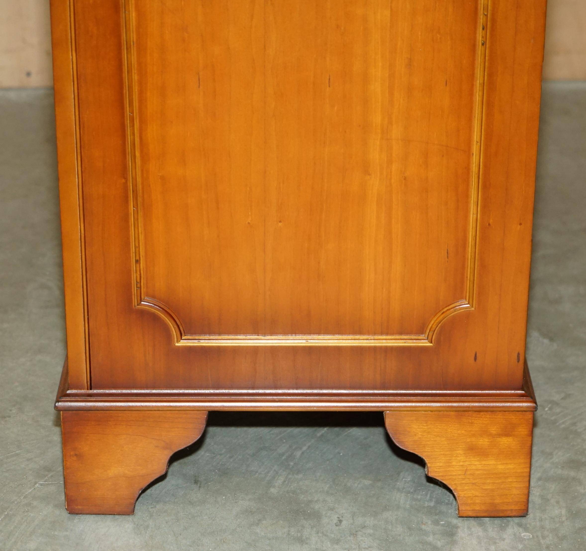 Bureau à deux caissons en bois de if frisé et cuir