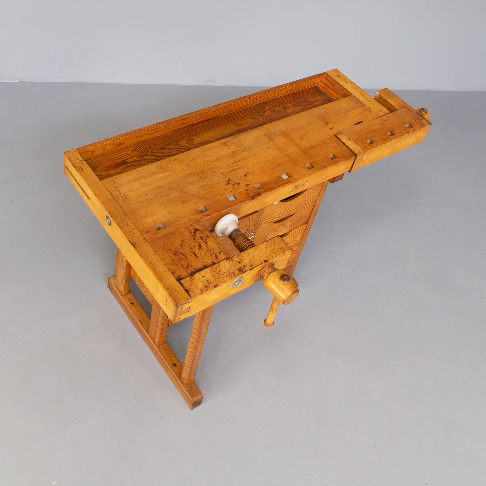 Sjoberg wooden workbench with drawers and 1 door cabinet