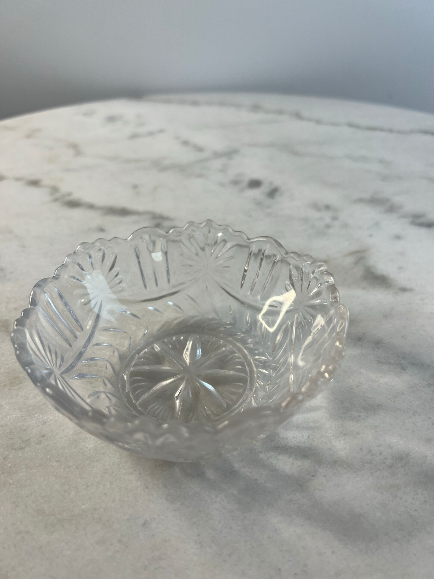 Coupelle en verre taillé bord festonné 11cm